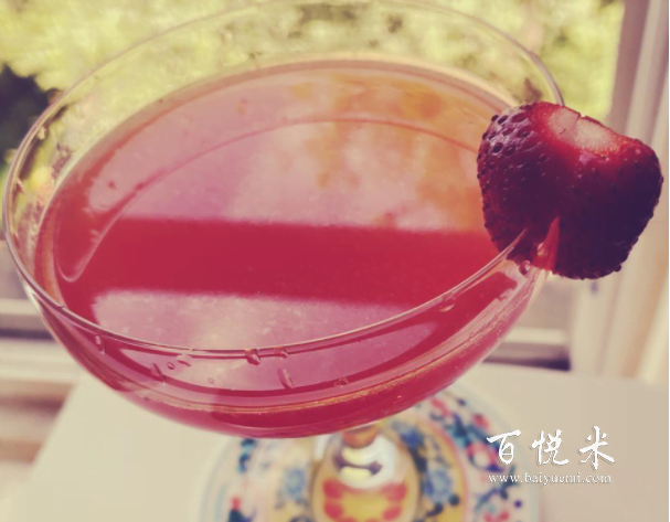 用草莓來(lái)調(diào)配雞尾酒,這4款草莓雞尾酒點(diǎn)亮你夏日沉悶的心情